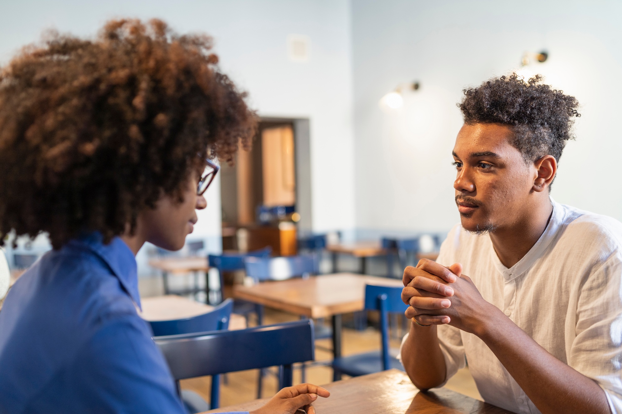 Students discussing a project in a cafe